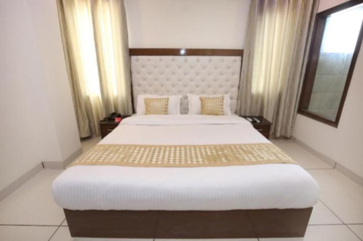 Hotel Silver Palm Zirakpur 外观 照片